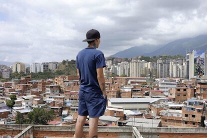 Snak, 22 años, Caracas, Venezuela.  Aunque Snak nació en Caracas, se crio y vive aún en Guarenas, una ciudad situada a pocos kilómetros de la capital.  El grafiti le ha causado problemas. Snak cree que la delincuencia es un gran problema en su país. "Hace unos años era mucho más fácil pintar, pero dado el malestar político, los delincuentes intentan robarte lo que tengas (deportivas, reloj, ropa, móvil…) Literalmente cualquier cosa para poder comer".  Hoy en día le resulta casi imposible comprar pintura. "El grafiti se ha convertido en un lujo que no siempre se puede permitir", asegura.