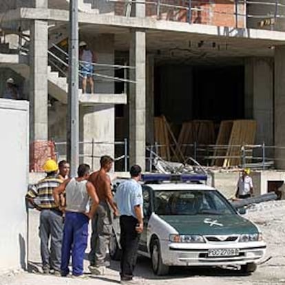 Un vehículo de la Guardia Civil salía ayer del lugar donde se produjo el accidente.