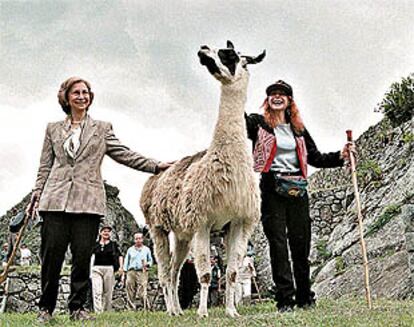 La Reina y Eliane Karp, esposa del presidente de Perú, en su visita al Machu Pichu.