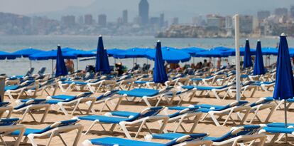 Un puesto de hamacas prácticamente vacías, en la playa de Benidorm (Alicante) este sábado.