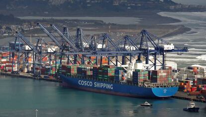 Barco de China Ocean Shipping Company (COSCO) en San Antonio, Chile