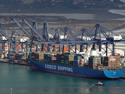 Barco de China Ocean Shipping Company (COSCO) en San Antonio, Chile