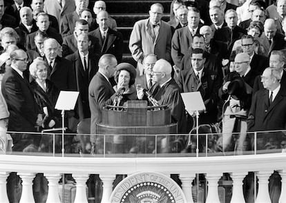 Lyndon B. Johnson revalidó su puesto como presidente en las elecciones de 1964, venciendo de manera aplastante a su rival, el republicano Barry Goldwater. Obtuvo el 61% del voto popular, que se tradujo en 486 votos electorales, frente a los 52 de su rival. En la imagen, jura el cargo el 20 de enero de 1965. 