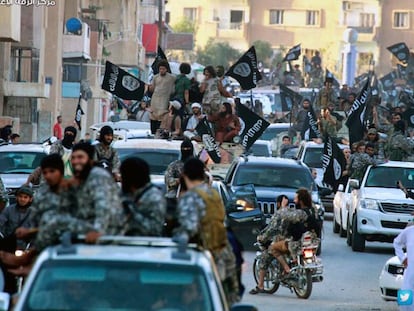 Decenas de militantes del ISIS, a mediados de 2014 en Raqa (Siria).