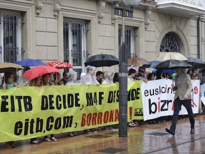 Los trabajadores de Radio Vitoria durante la comparecencia de la directora general