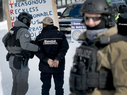 La policía detiene este viernes a un manifestante en Ottawa, Canadá.