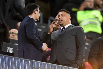 Josep María Bartomeu habla con Ronaldo en el palco del Camp Nou.