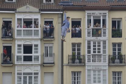 Momento de la bajada de Celedón, arranque de las fiestas de Vitoria.