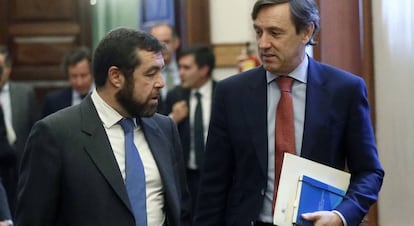 El secretario general del grupo parlamentario Ciudadanos, Miguel Guti&eacute;rrez, y el portavoz del PP, Rafael Hernando, este martes.