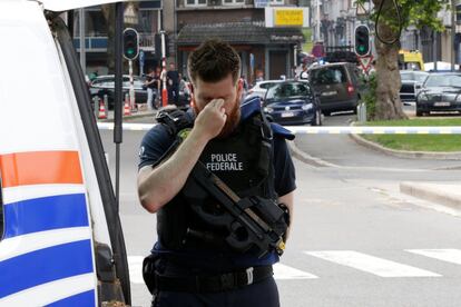 Un policía, en las proximidades del tiroteo.