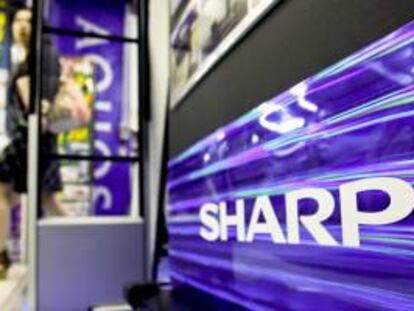 Un logotipo de la corporación nipona Sharp en una tienda de electrónica en Tokio.
