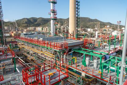 Repsol fabricará 250.000 toneladas anuales de estos carburantes en Cartagena. Su producción evitará la emisión de 900.000 toneladas de CO₂ en el transporte.
