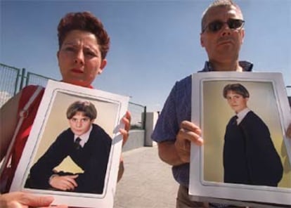Los padres de Donovan, con una foto de su hijo el pasado mes de agosto.