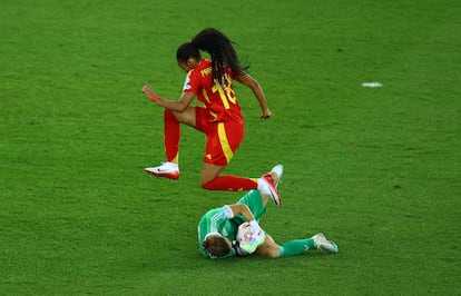 La portera alemana Ann-Katrin Berger para un balón ante Salma Paralluelo.