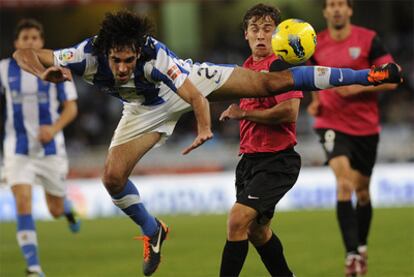 Carlos Martínez salta junto a Sebastián Martínez.
