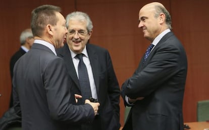 El ministro de Economía, Luis de Guindos (derecha) habla con sus homólogos italiano (en el centro) y griego (izquierda)