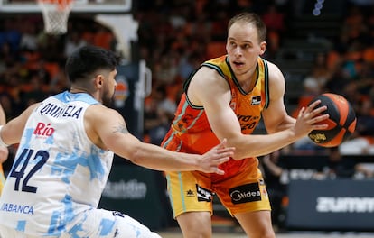 El base del Valencia Basket Klemen Prepelic intenta superar a Sergi Quintela, del Breogán, este miércoles en La Fonteta.