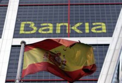 Una bandera española que ondea delante de la sede de Bankia en Madrid (España). EFE/Archivo