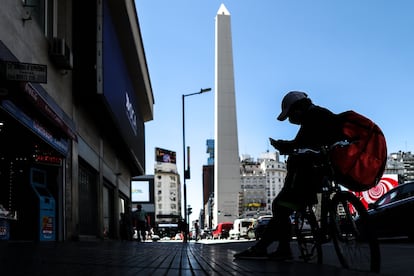 Un empleado de repartos espera trabajo, en febrero, en Buenos Aires (Argentina).