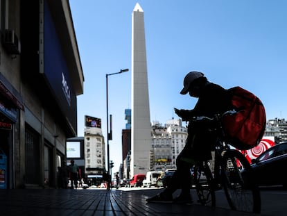 Un repartidor, en febrero, en una de las grandes arterias de Buenos Aires.