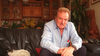 El actor Manuel Gallardo, en su casa, en 2001.