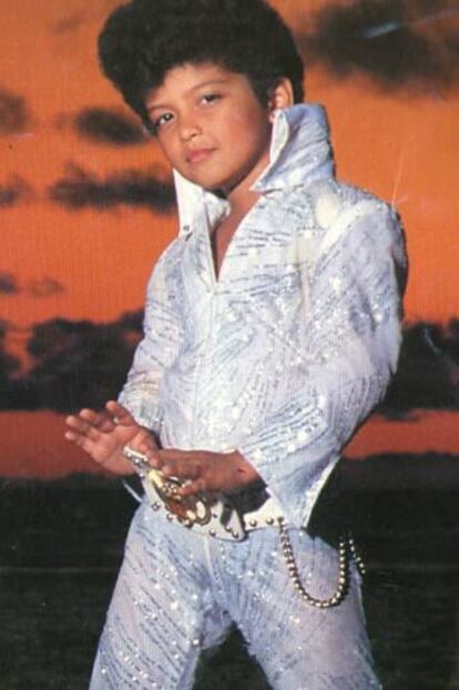 Bruno Mars, com seis anos, no filme ‘Lua de Mel a Três’ (1990), em que imita Elvis Presley.