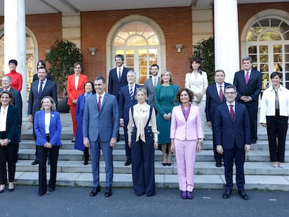Pedro Sánchez, rodeado de los miembros de su Gobierno en la foto de familia este miércoles en el Palacio de la Moncloa.