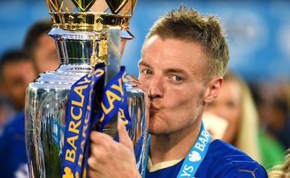 Vardy besa la copa de campeón de la Premier.