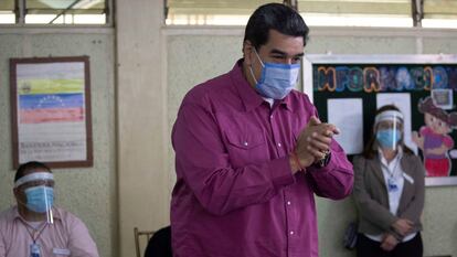 El presidente venezolano, Nicolás Maduro, vota hoy en un centro electoral de Caracas (Venezuela).