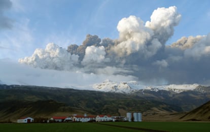 La nube del volcan del glaciar Eyjafjalla, sobre el sur de Islandia. Fotografía tomada el 14 de abril.