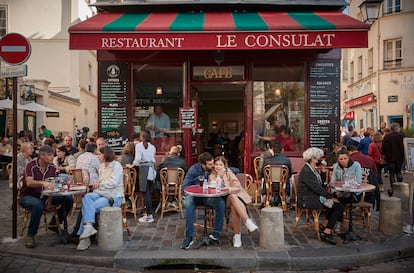 El ambiente en una terraza de Montmartre, en París.