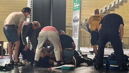 Salman Rushdie, con respiración asistida tras ser atacado en Nueva York