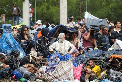 Unos 2.000 refugiados, en su mayoría de sirios, pasan una noche lluviosa entre Grecia y Macedonia. Mientras, miles de refugiados siguen llegando a Europa, sin que su camino se detenga por la tormentas ni los obstáculos que se encuentran a su paso.