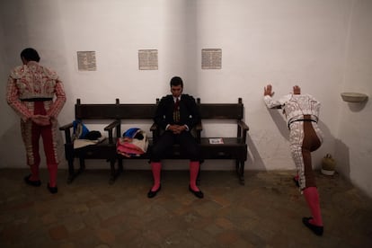 Morante, en la capilla de la Real Maestranza de Sevilla, minutos antes de salir al ruedo.