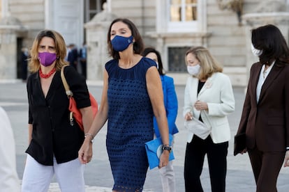 La ministra de Industria, Reyes Maroto, y la vicepresidenta tercera y ministra para la Transición Ecológica, Teresa Ribera, el jueves a su llegada al acto de homenaje de estado a las víctimas de la pandemia de la covid.