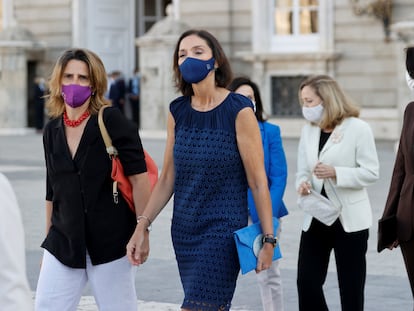 La ministra de Industria, Reyes Maroto, y la vicepresidenta tercera y ministra para la Transición Ecológica, Teresa Ribera, el jueves a su llegada al acto de homenaje de estado a las víctimas de la pandemia de la covid.