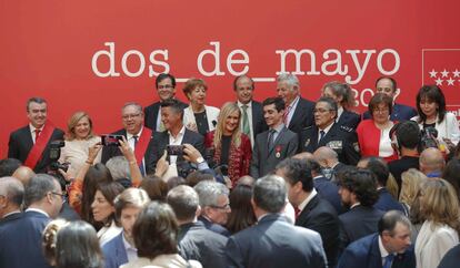 La presidenta regional Cristina Cifuentes posa con los premiados en el acto de entrega de las Medallas de la Comunidad de Madrid y las Condecoraciones de la Orden del Dos de Mayo.