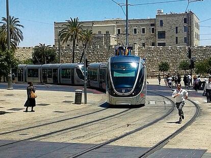 Imagen del tranvía actualmente en servicio a su paso por el centro histórico de Jerusalén.