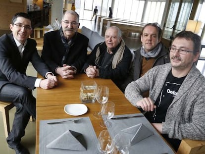 Los impulsores del congreso 'Diálogos de Cocina', de izquierda a derecha, Aizega, Subijana, Arzak, Martínez Albéniz y Aduriz, esta mañana en San Sebastián.