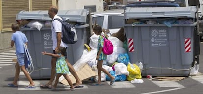 Basura apilada en la calle junto a dos contenedores repletos, este miércoles en Cádiz.