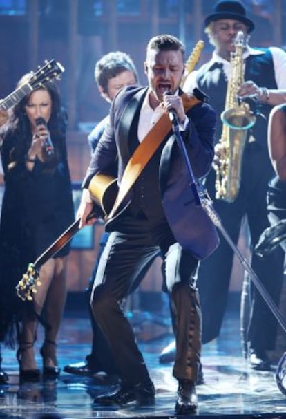 Justin Timberlake actúa en la ceremonia de los American Music Awards.