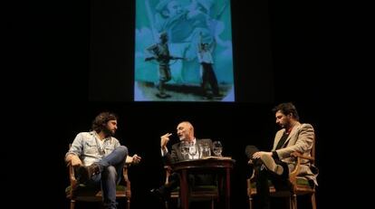 Manuel Jabois, Arturo Pérez-Reverte y Antonio Lucas en la presentación de "La guerra civil contada a los jóvenes, el lunes en el teatro Español.