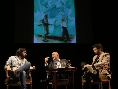 Manuel Jabois, Arturo P&eacute;rez-Reverte y Antonio Lucas en la presentaci&oacute;n de &quot;La guerra civil contada a los j&oacute;venes, el lunes en el teatro Espa&ntilde;ol.