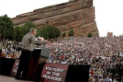 Bush se dirige a una multitud durante el mitin celebrado ayer en Morrison (Colorado).