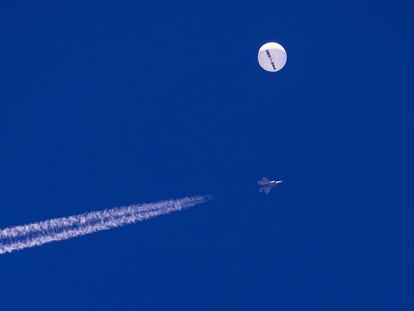 El globo chino que cruzó Estados Unidos, fotografiado el pasado 4 de febrero frente a la costa de Carolina del Sur.