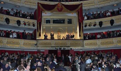 La reina Sofa recibe los aplausos del pblico del Teatro Real antes del concierto de este lunes.