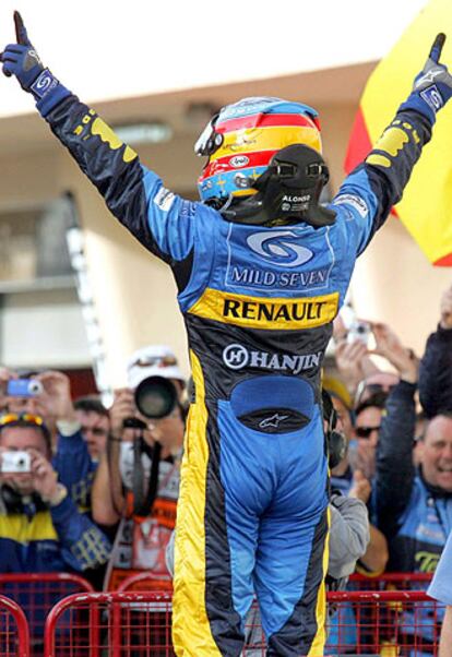 Fernando Alonso posa para los fotógrafos tras su victoria en el circuito de Sakhir.