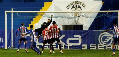 El portero del Athletic, Jokin Ezkieta, encaja el primer gol del Alcoyano, finalmente eliminado en los octavos de la Copa.