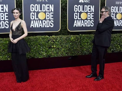 Rooney Mara posa en la alfombra de los Globos ante Joaquin Phoenix.