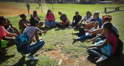 Roda de conversa do Perifeminas após partida.